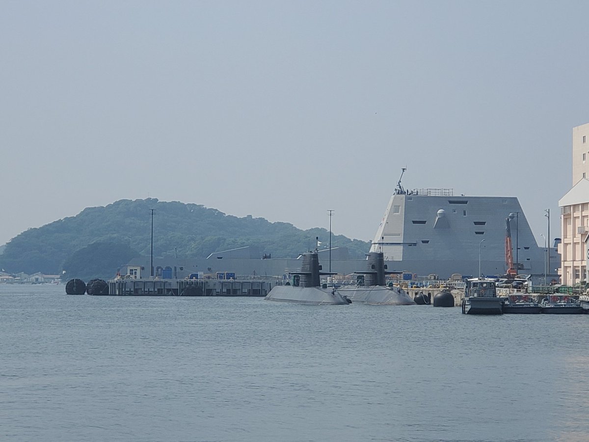 Mossie633's tweet photo. ここに停泊すると、確かに異様な景色だな。それにしてもやっぱりでかい。 https://t.co/alfgpGv8oC