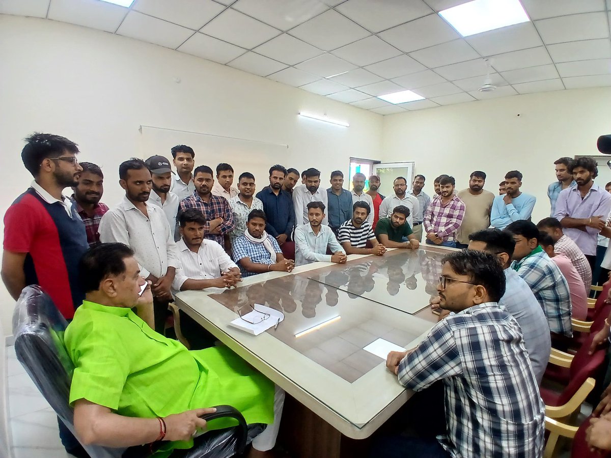 Jogaram Patel (@jogarampatelmla) on Twitter photo рдЖрдЬ рд╕реВрдЪрдирд╛ рд╕рд╣рд╛рдпрдХ рднрд░реНрддреА 2023 рдХреЗ рдЕрднреНрдпрд░реНрдерд┐рдпреЛрдВ рд╕реЗ рд╕рд╛рд░реНрдердХ рд╕рдВрд╡рд╛рдж рд╣реБрдЖред рдпреБрд╡рд╛рдУрдВ рдиреЗ рдиреНрдпрд╛рдпрд╛рд▓рдп рдореЗрдВ рд╡рд┐рдЪрд╛рд░рд╛рдзреАрди рдкреНрд░рдХрд░рдг рд╕реЗ рдЬреБрдбрд╝реА рдЕрдкрдиреА рдЪрд┐рдВрддрд╛рдУрдВ рд╕реЗ рдЕрд╡рдЧрдд рдХрд░рд╛рдпрд╛ред
рд░рд╛рдЬреНрдп рд╕рд░рдХрд╛рд░ рдЗрд╕ рд╡рд┐рд╖рдп рдХреЛ рдЧрдВрднреАрд░рддрд╛ рд╡ рд╕рдВрд╡реЗрджрдирд╢реАрд▓рддрд╛ рд╕реЗ рд▓реЗрддреЗ рд╣реБрдП рдиреНрдпрд╛рдпрд╛рд▓рдп рдореЗрдВ рдкреНрд░рднрд╛рд╡реА рдкреИрд░рд╡реА рд╕реБрдирд┐рд╢реНрдЪрд┐рдд рдХрд░рдиреЗ рд╣реЗрддреБ рдХреГрддрд╕рдВрдХрд▓реНрдк рд╣реИ, рддрд╛рдХрд┐ рднрд░реНрддреА рдкреНрд░рдХреНрд░рд┐рдпрд╛ рдЖрдЬ рд╕реВрдЪрдирд╛ рд╕рд╣рд╛рдпрдХ рднрд░реНрддреА 2023 рдХреЗ рдЕрднреНрдпрд░реНрдерд┐рдпреЛрдВ рд╕реЗ рд╕рд╛рд░реНрдердХ рд╕рдВрд╡рд╛рдж рд╣реБрдЖред рдпреБрд╡рд╛рдУрдВ рдиреЗ рдиреНрдпрд╛рдпрд╛рд▓рдп рдореЗрдВ рд╡рд┐рдЪрд╛рд░рд╛рдзреАрди рдкреНрд░рдХрд░рдг рд╕реЗ рдЬреБрдбрд╝реА рдЕрдкрдиреА рдЪрд┐рдВрддрд╛рдУрдВ рд╕реЗ рдЕрд╡рдЧрдд рдХрд░рд╛рдпрд╛ред
рд░рд╛рдЬреНрдп рд╕рд░рдХрд╛рд░ рдЗрд╕ рд╡рд┐рд╖рдп рдХреЛ рдЧрдВрднреАрд░рддрд╛ рд╡ рд╕рдВрд╡реЗрджрдирд╢реАрд▓рддрд╛ рд╕реЗ рд▓реЗрддреЗ рд╣реБрдП рдиреНрдпрд╛рдпрд╛рд▓рдп рдореЗрдВ рдкреНрд░рднрд╛рд╡реА рдкреИрд░рд╡реА рд╕реБрдирд┐рд╢реНрдЪрд┐рдд рдХрд░рдиреЗ рд╣реЗрддреБ рдХреГрддрд╕рдВрдХрд▓реНрдк рд╣реИ, рддрд╛рдХрд┐ рднрд░реНрддреА рдкреНрд░рдХреНрд░рд┐рдпрд╛