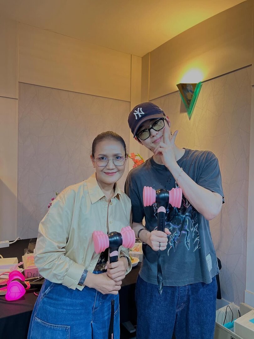 starfess's tweet photo. -star Suho with Lisa's Mom 😍 https://t.co/48mBNa4pVM