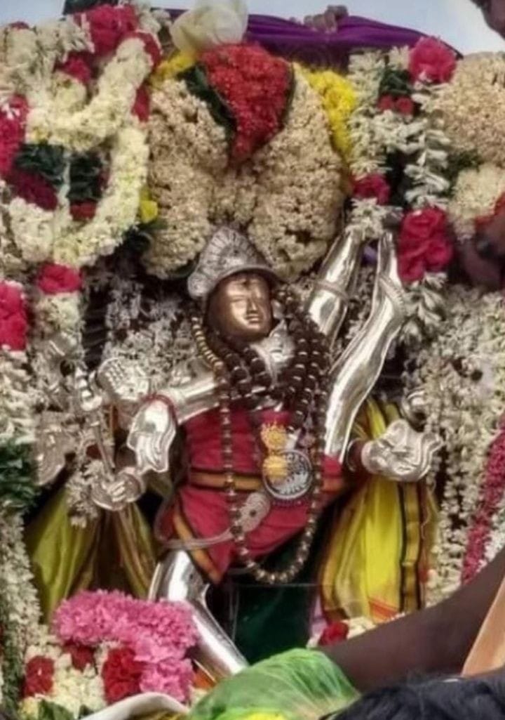 சுயநலத்தினால் நாம் பாவங்களைச் செய்து துன்புறுகிறோம்🙏 உடலுக்கு வரும் துன்பமும் மனதிற்கு வரும் துயரம் நீங்கி இன்பமாய் வாழ விரும்பும் யாவரும் சிவபெருமானையே இரவும் பகலும் ஏத்தி வழிபாடு செய்யட்டும். அப்படி எம்பொன் ஈசன் என்று அன்பினால் வழிபடுபவருக்கு அன்பராய் இருந்து நலம் செய்வார்🌹