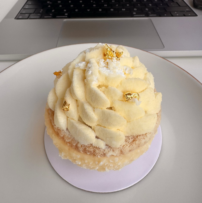 theCizy's tweet photo. What do we think about today’s cake chat? https://t.co/7e34Cmz0JF