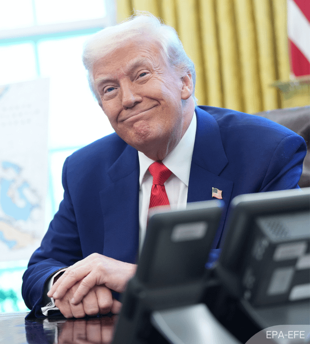 NewsBFM's tweet photo. The US has imposed a 25% tariff on all Malaysian products entering the country effective August 1st, 1% higher than the previously imposed rate.

US President Donald Trump described the rate as “far less” than what is needed to eliminate the country’s trade deficit with Malaysia.

🧵1