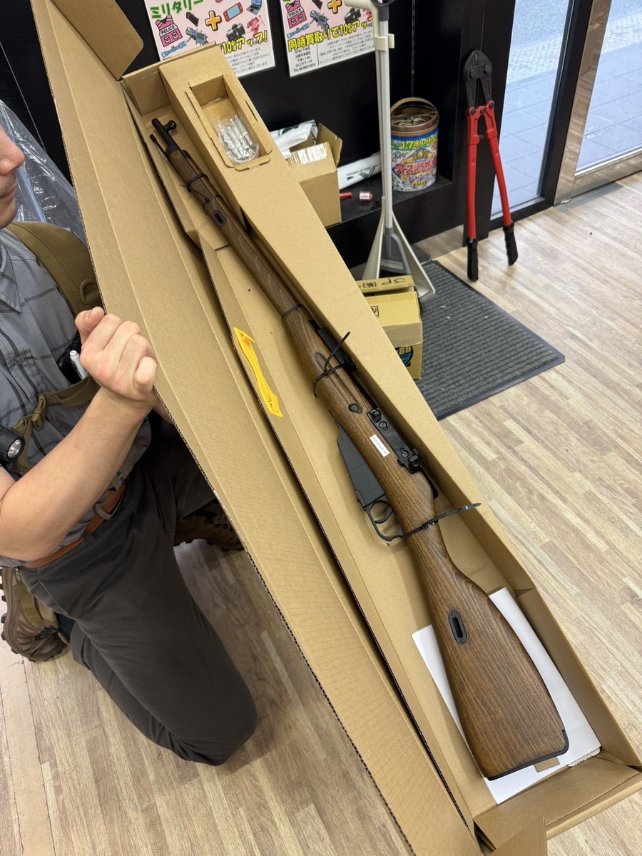 DoubleBell's tweet image. DOUBLE BELL モシン・ナガン No.105ライブカート式リアルウッドが本日大量入荷しました。
実銃と同様に5発装填・排莢が可能です。付属カートは4発ですが、運用上は5発まで問題なく使用可能。
98K・LEE ENFIELD用のBELL製カートとも互換性あり。
明日より問屋様、小売店様に順次出荷開始します。