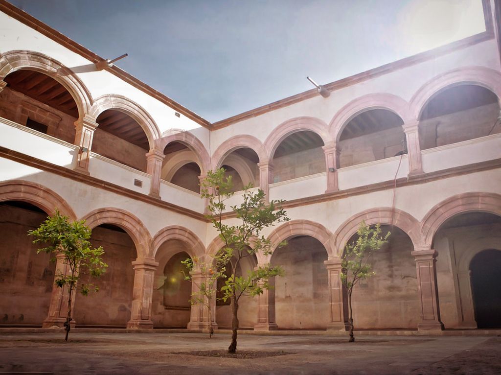 🌿✨ El Ex Convento de Santa Ana en Tzintzuntzan te espera con siglos de historia y una atmósfera que enamora.
Camina entre olivos centenarios, admira su arquitectura del siglo XVI y déjate envolver por la calma de este rincón sagrado.
📺 Además, fue el escenario de la novela
