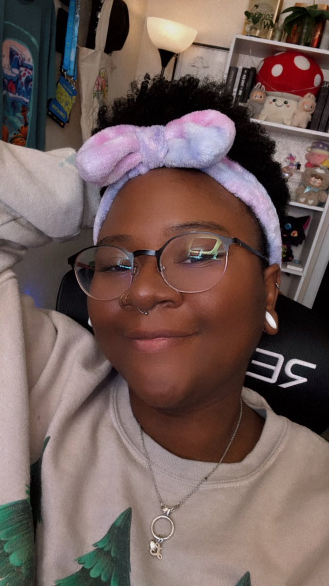 Live in The Lounge 🌱

Villager hunting on my new Animal Crossing island 🌰