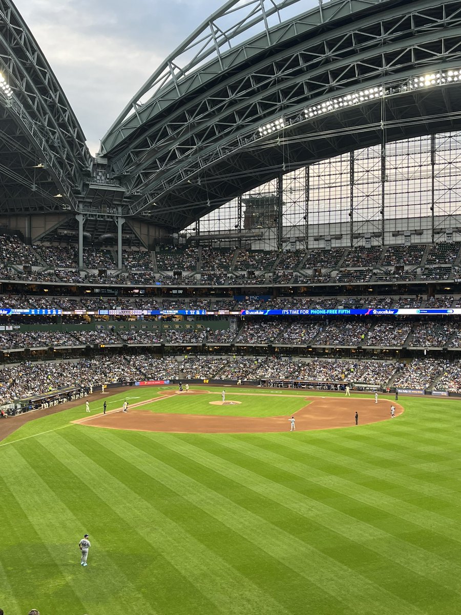 _JesseNelson's tweet image. Absolutely perfect night for a baseball game at @AmFamField 💙💛
#Brewers | #ThisIsMyCrew