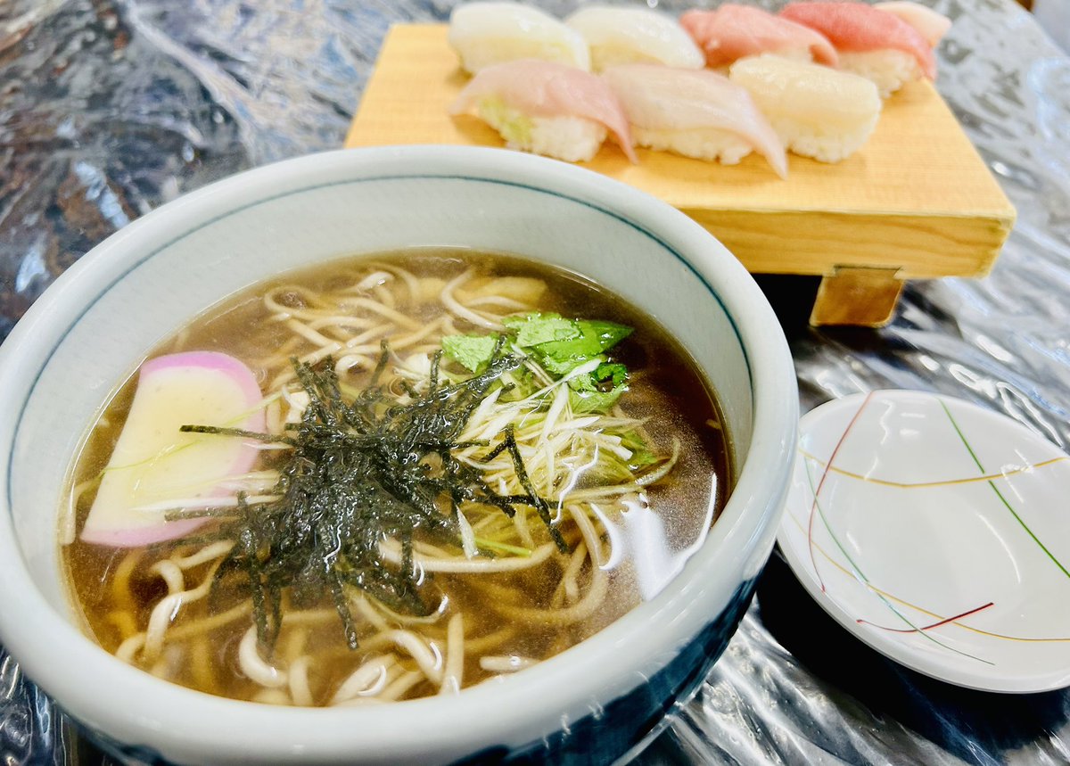 本日のサービス品は、かしわそば(うどん)と寿司のセット(1250円→1080円)です！
 #ランチ  #日替わり定食  #八戸  #八食センター  #勢登鮨  #かしわそば  #寿司  #鮨