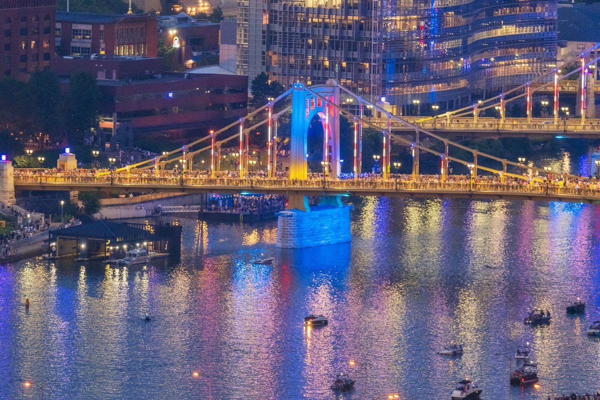 DaveDiCello's tweet image. Seeing people set up for the fireworks in #Pittsburgh is always one of my favorite parts of July 4th. From massive groups of boats tied together to people parked on the Ft. Pitt Bridge, there were some really interesting scenes.