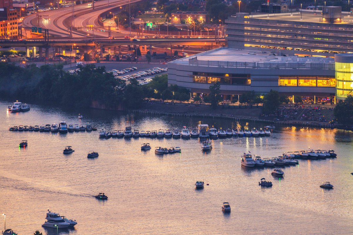 DaveDiCello's tweet image. Seeing people set up for the fireworks in #Pittsburgh is always one of my favorite parts of July 4th. From massive groups of boats tied together to people parked on the Ft. Pitt Bridge, there were some really interesting scenes.