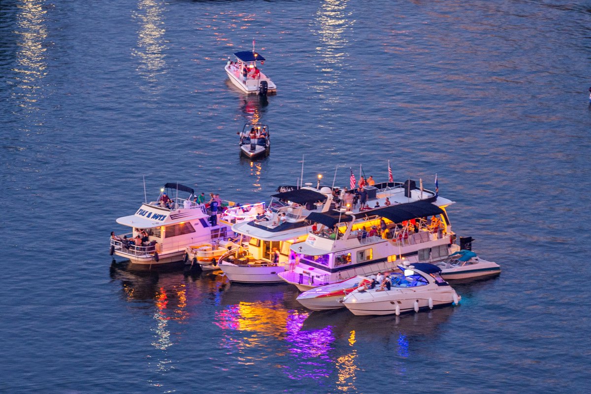 DaveDiCello's tweet image. Seeing people set up for the fireworks in #Pittsburgh is always one of my favorite parts of July 4th. From massive groups of boats tied together to people parked on the Ft. Pitt Bridge, there were some really interesting scenes.
