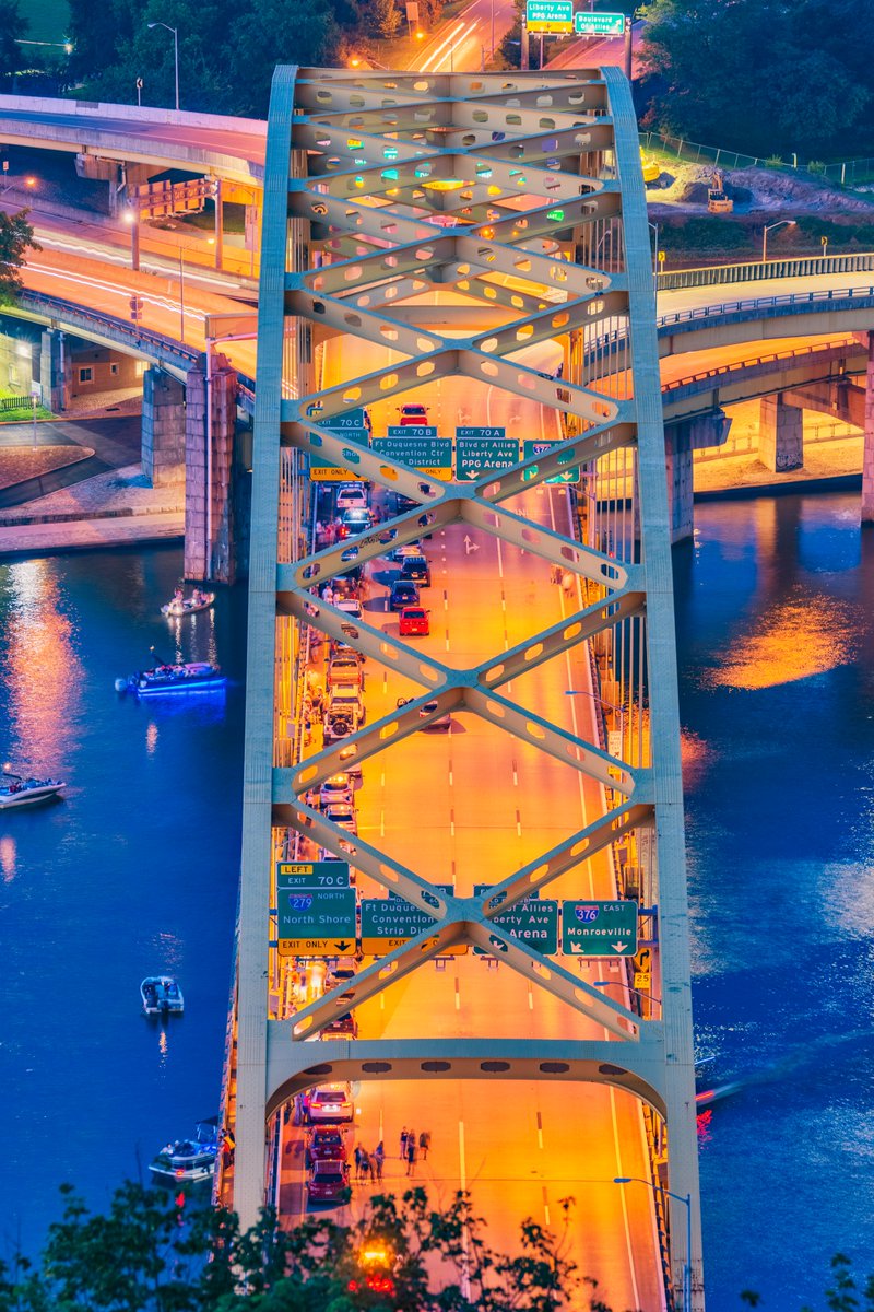 DaveDiCello's tweet image. Seeing people set up for the fireworks in #Pittsburgh is always one of my favorite parts of July 4th. From massive groups of boats tied together to people parked on the Ft. Pitt Bridge, there were some really interesting scenes.
