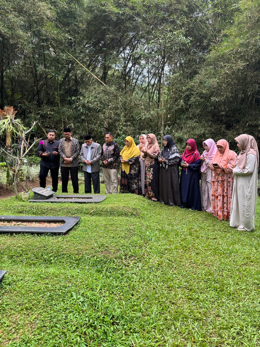 _ridwanakbar's tweet photo. Alhamdulillah, berkesempatan berziarah ke makam KH Hilmi Aminuddin, serta bersilaturahim ke kediaman beliau. Semoga Allah muliakan beliau di sisi-Nya. https://t.co/J2hBrGSmM8