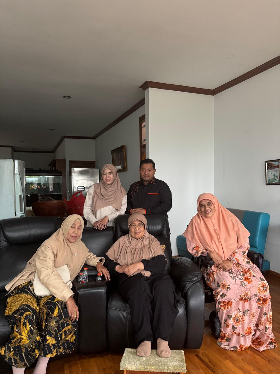 _ridwanakbar's tweet photo. Alhamdulillah, berkesempatan berziarah ke makam KH Hilmi Aminuddin, serta bersilaturahim ke kediaman beliau. Semoga Allah muliakan beliau di sisi-Nya. https://t.co/J2hBrGSmM8