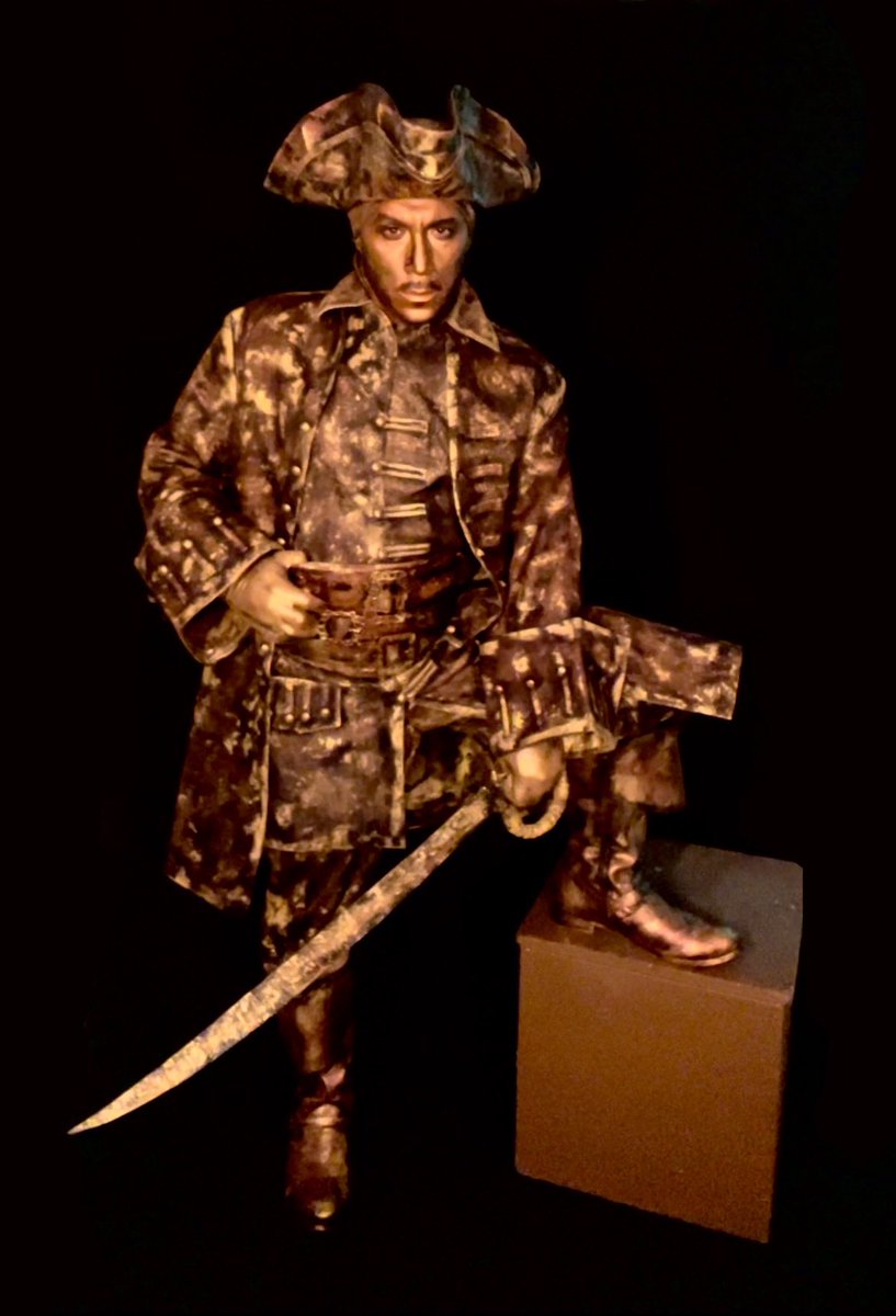 Con mirada firme, alma rebelde y corazón caribeño, esta estatua viviente representa una de las leyendas más imponentes que han surcado las costas de nuestra isla: Roberto Cofresí.