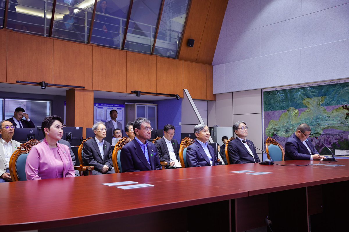 Япон Улсын Цог Жавхлант Эзэн Хаан Нарүхитогийн төрийн айлчлал үргэлжилж байна. 

Тэрбээр өчигдөр “Чингис хаан”  Үндэсний музейд зочилж, Монголын эзэнт гүрний түүх, өв соёлын дурсгалаас үзэж сонирхлоо. 

Япон Улсад хадгалагдаж буй Монголын түүхэн дурсгалуудын хуулбарыг тус музейд