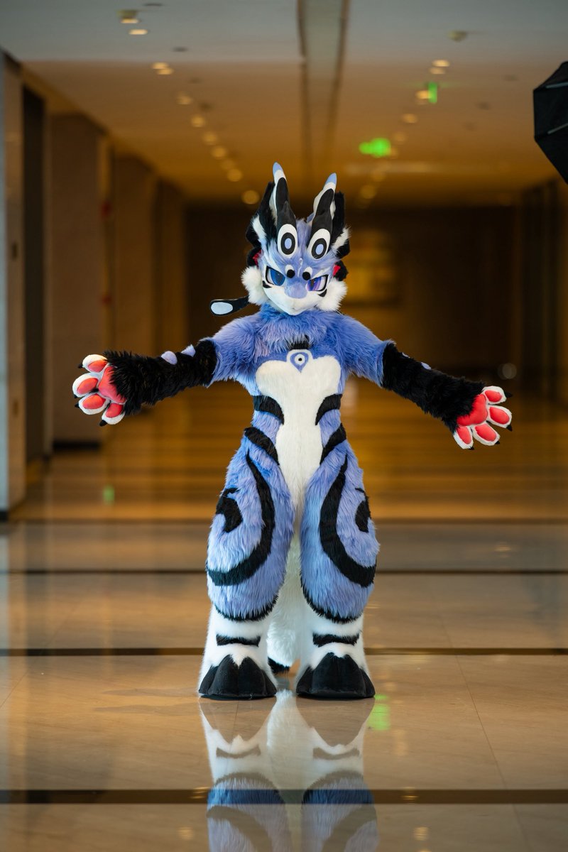 抱抱🤗
#fursuit #FursuitFriday <a href="/XiangshanStudio/">象山工作室</a>