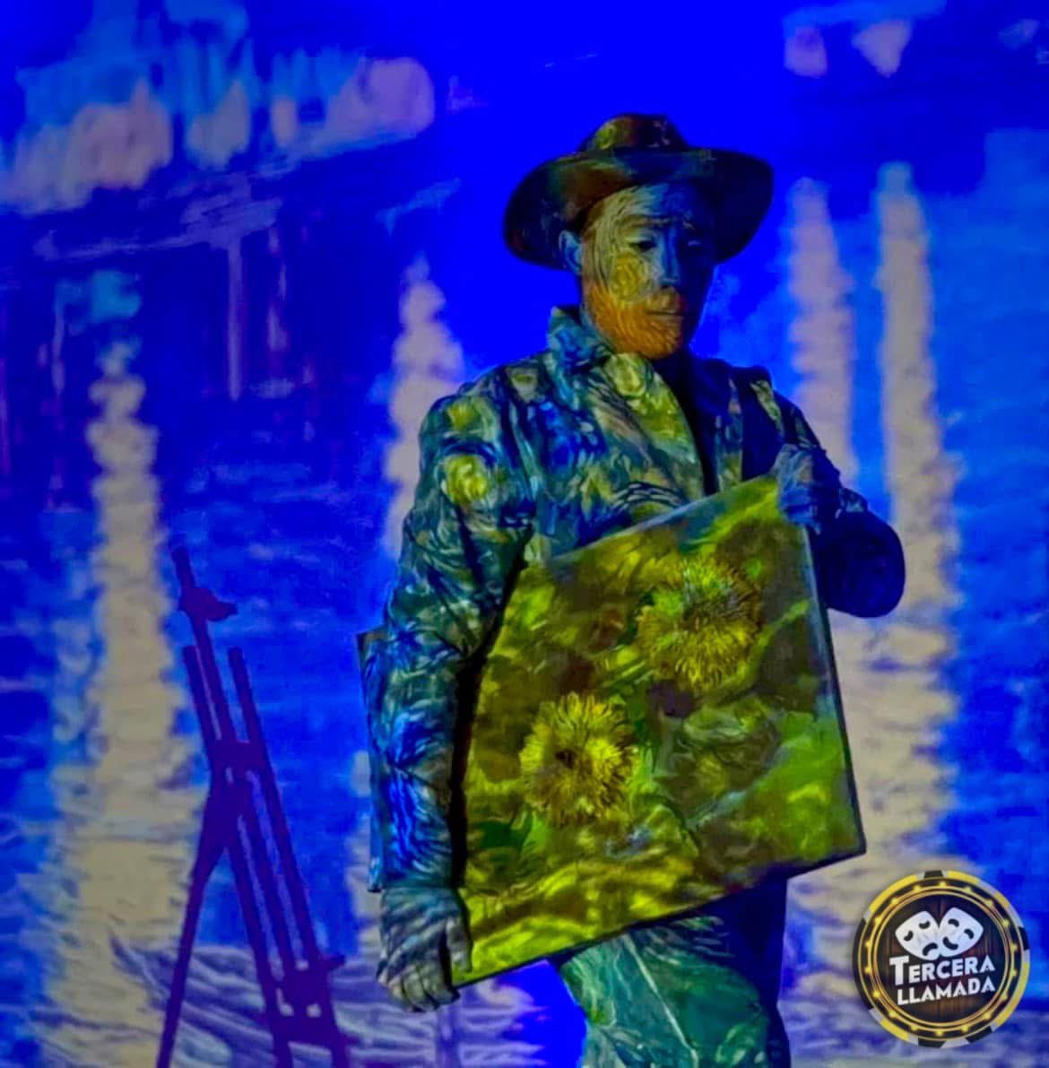 Nuevo performance de estatua viviente de  Tercera Llamada inspirado en la vida y obra de Van Gogh🌻💙🖌️
Concepto, vestuario, maquillaje y realización: Janfra D' Armas