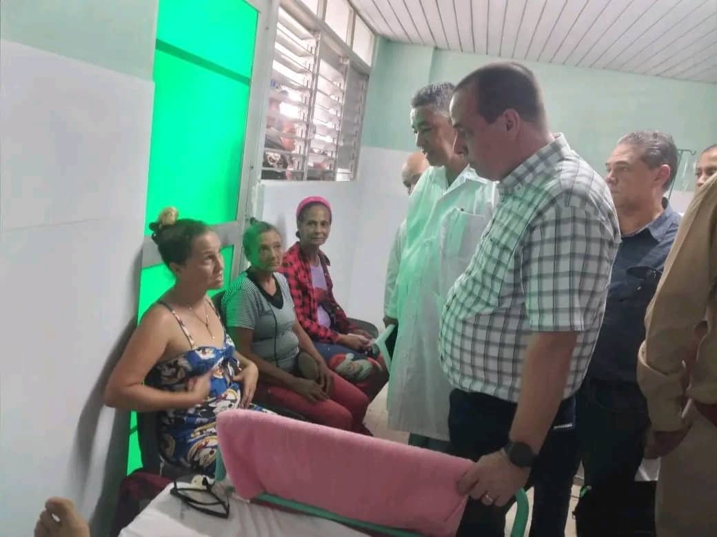 El doctor <a href="/japortalmiranda/">José Angel Portal Miranda</a> intercambió con familiares y pacientes del hospital Antonio Luaces Iraola, víctimas del accidente de tránsito masivo ocurrido en #CiegodeAvila #Cuba 
<a href="/RadioRelojCuba/">Radio Reloj, Cuba</a> <a href="/AlienDiaz65411/">Ali Diaz</a> <a href="/AsambleaCuba/">Asamblea Nacional Cuba</a>