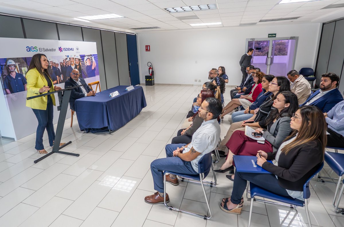 #Loultimo  <a href="/AESElSalvador/">AES El Salvador</a>  y el #ISDEMU renovaron su compromiso de impulsar la formación técnica femenina en electricidad, a través de un convenio de colaboración que fortalece la ejecución de los Cursos de Instalaciones Eléctricas Residenciales.
