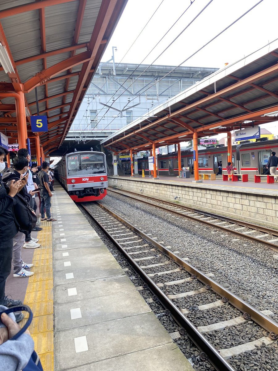 K_Niia's tweet photo. harusnya 07.50 tiba bekasi - PSE - KpBdn , ini 08.15 baru tiba bekasi .  ih keterlaluan malah engg ad info apa" heuh  @CommuterLine https://t.co/oVduwOxrd1