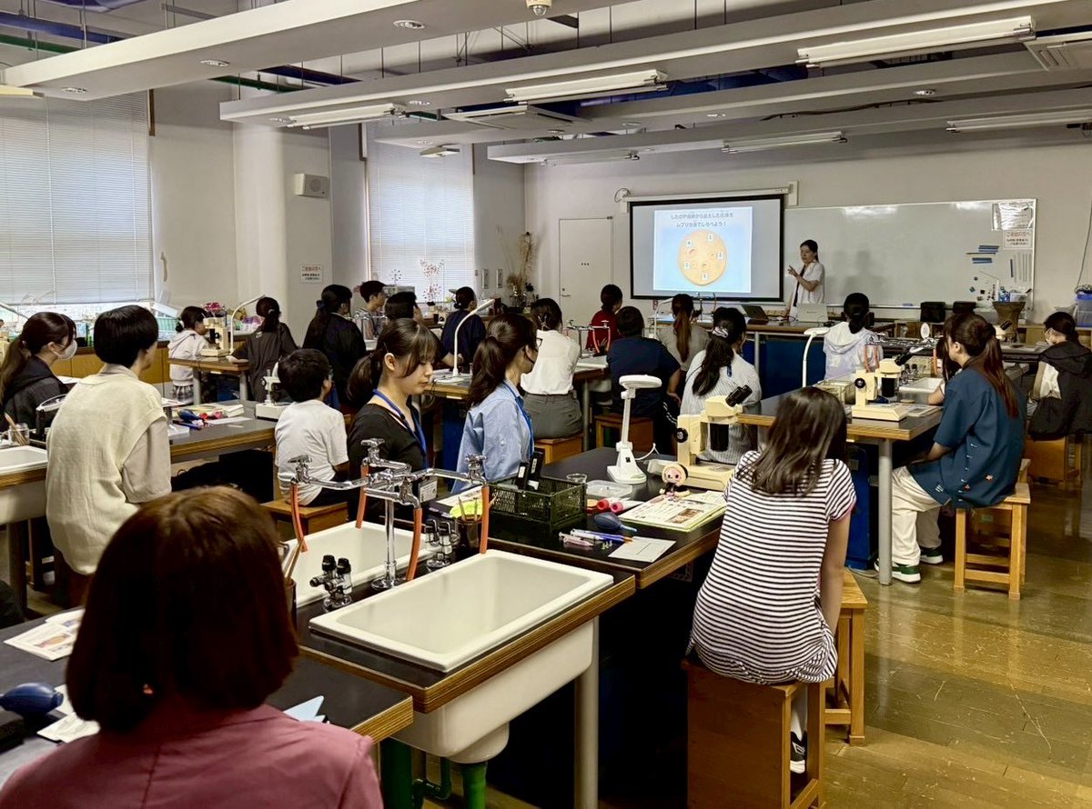 【活動報告】本研究所の佐々木が6月15日、#多摩六都科学館 で、「科学の視点で考古学～土器のくぼみ（圧痕）から植物を調べる」として、#レプリカ法 による #土器圧痕 のワークショップを実施しました。

写真；西東京市教育委員会提供
#金沢大学 #考古科学