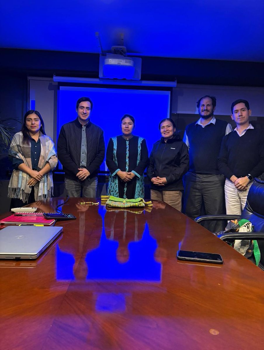 SadithSilvano's tweet photo. Qué gran reunión con el equipo de propiedad intelectual y Guillermo Melgarejo! Gracias, @colmenares.asociados, por sumar a este proyecto. ¡Vienen cosas increíbles! ✨🔥 https://t.co/auTWpud1Mp