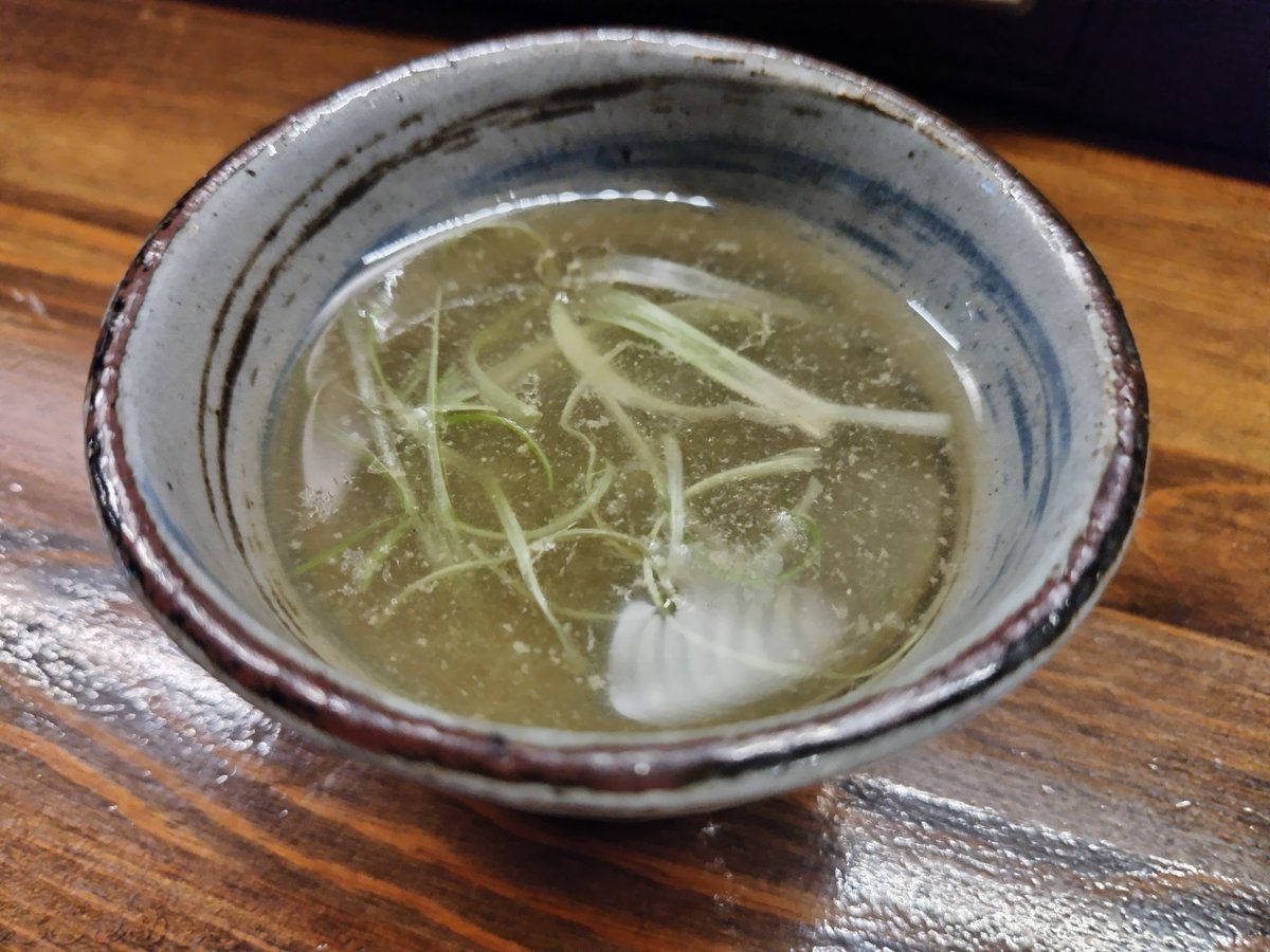 麺や一芯
「和牛ローストビーフ冷やしまぜそば」
野菜の旨味が効いたソースで肉も麺グイグイ食わせる。少し濃いめでこりゃ酒はマストかな…🥺付け合わせの🐂のスープは替え玉でつけ麺やるのもアリだったかな🤔