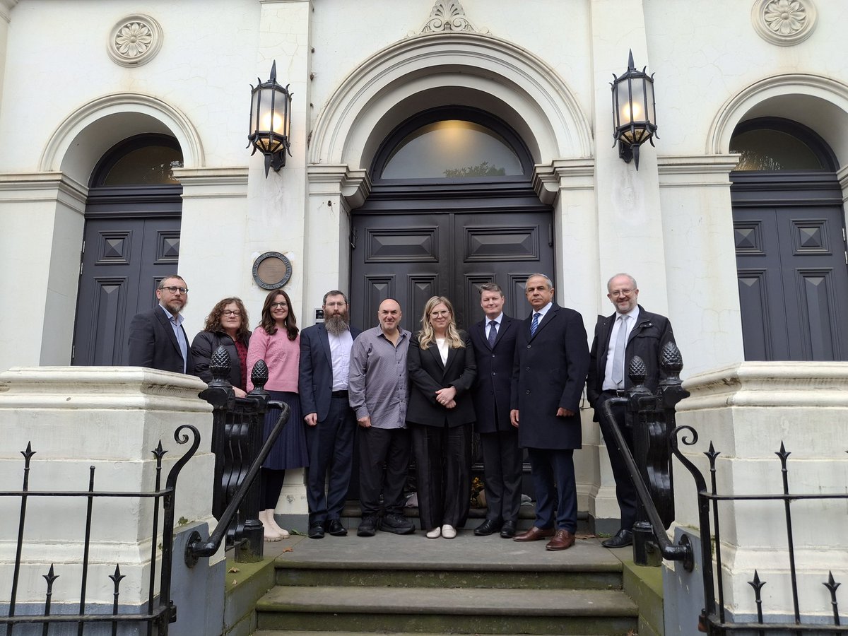 MaimonAmir's tweet image. This morning I visited East Melbourne Synagogue with Rabbi Gutnick, President Segal and Deputy Premier @BenCarrollMP after the appalling arson attack.
Antisemitism is vile and unacceptable, and yet it continues to show itself.
The Jewish community is strong and united, but hate…