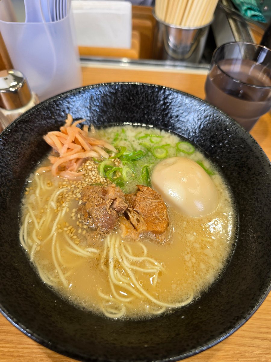 皆の衆、おはようございます

当アカウント普段ご飯ポストは一切しませんが駅のホームに出来た感動から夜勤終わりの今、文を綴っています

スペアリブラーメン1杯500円
朝8時から23時まで営業
提供時間3分以内

夜勤終わりに朝ラーできるなんて！

完全に始まったな🍣🍜✨✨