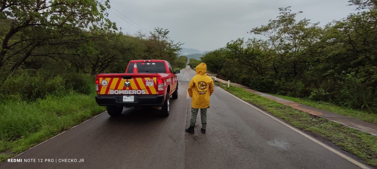 Se registra el desbordamiento de un arroyo sobre la carretera estatal 527 (Talpa de Allende - Mascota) km 10
⚠️ Vialidad obstruida en ambos sentidos.
Existe riesgo de arrastre de vehículos

👨‍🚒 Personal de <a href="/PCJalisco/">Protección Civil JAL</a> ya trabaja en el sitio.
🔴 Evita la zona y extrema precauciones.