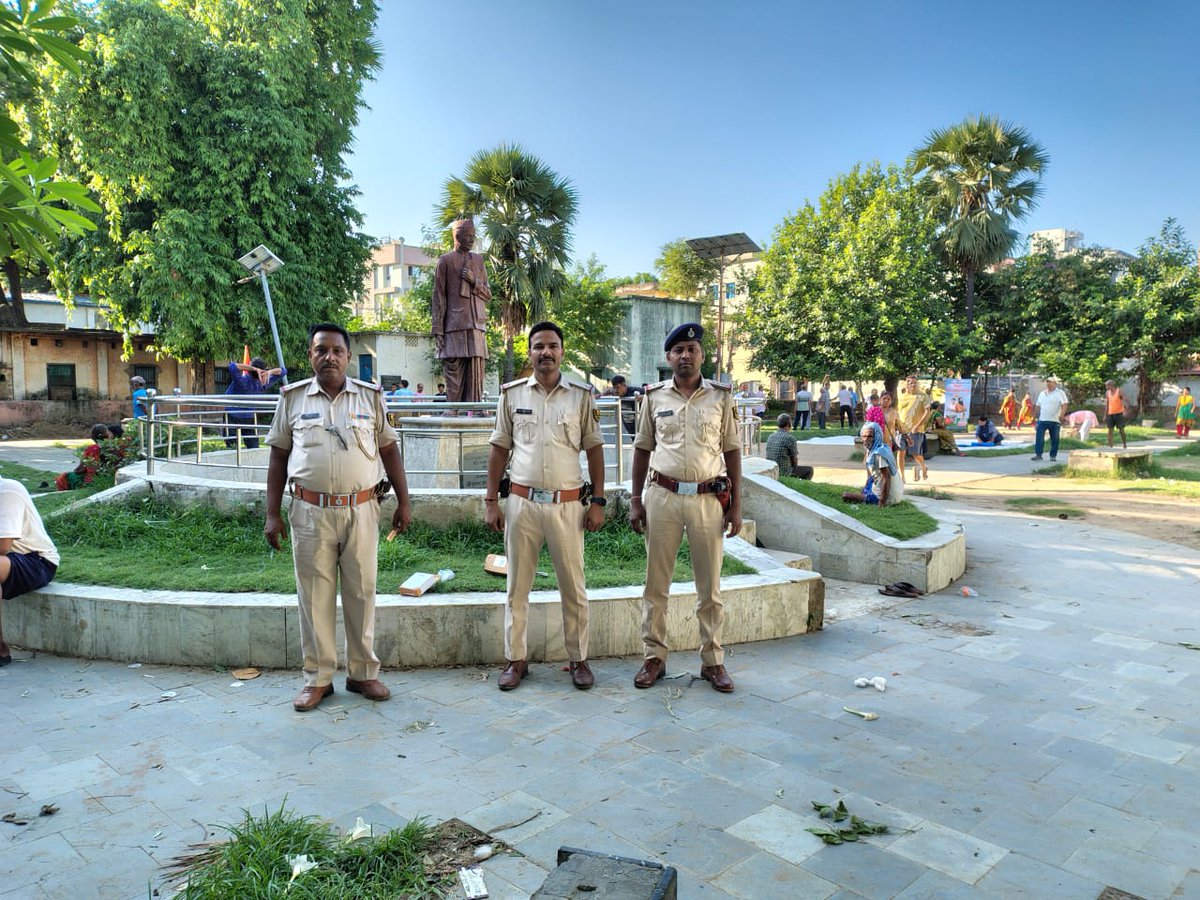 अपराध एवं अपराधियों पर अंकुश लगाए रखने, लोगों की आवा-जाही वाले सभी महत्वपूर्ण स्थानों पर सुरक्षा-व्यवस्था सुनिश्चित करने के लिए #पटना_पुलिस 24×7 सक्रिय है...

#मार्निंग_वाॅक पर निकलने वाले लोगों की सुरक्षा सुनिश्चित करने के लिए पार्कों के आस-पास एवं यातायात को सुगम बनाए रखने के
