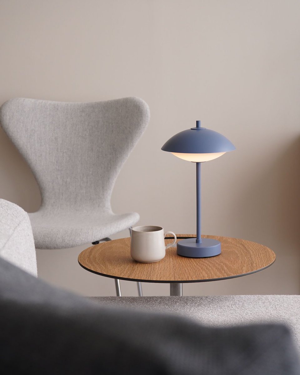 FRITZ HANSEN（フリッツ・ハンセン）初となるポータブルランプが登場。クラムポータブルは貝殻をモチーフにしたデザイン。今なら全色在庫をご用意しております！

▼詳細はこちら
vanilla-kagu.com/c/019fritzhans…