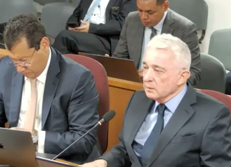 "Yo soy muy viejo, señora Juez, yo tengo 73 años. Con todo respeto pido a usted, en mi alma yo quiero que usted me absuelva".

El otrora todo poderoso Uribe Vélez recurriendo a la lástima para manipular, el mismo truco de los mendigos profesionales.

Ha caído muy bajo el cucho.