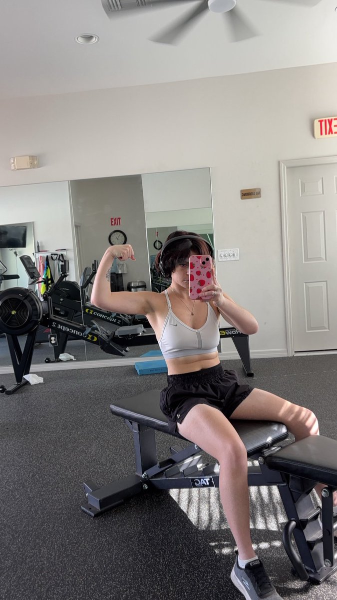 loassdelaney's tweet photo. manifested results from my workouts and i'm finally seeing them 💜 this is a couple months difference https://t.co/a3YzKuTMG5