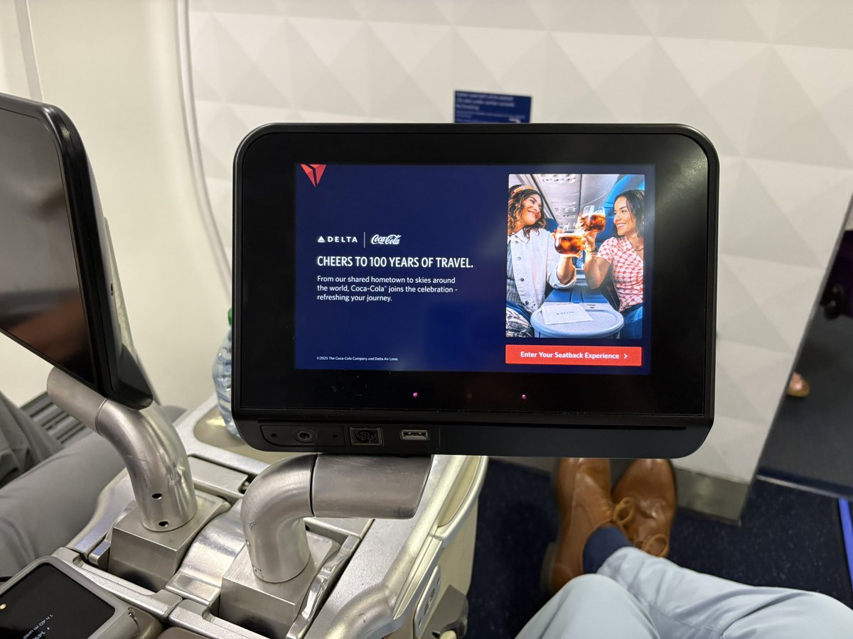 RuleTheGalaxySW's tweet image. What a great way to finish a long day of flights…
#Delta #StarWars