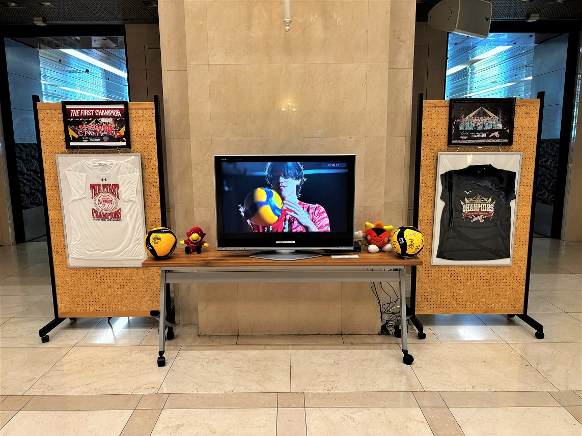 OSAKA SPORTS GROOVE by 舞洲プロジェクト@大阪市×8スポーツチーム (@maishima_osg) on Twitter photo /
大阪市役所本庁舎にて、SV.LEAGUE優勝記念展示が開催中🏆️🏐✨️
\
見事、初代チャンピオンの座を獲得した #サントリーサンバーズ大阪 、#大阪マーヴェラス の優勝トロフィーを一度に見ることができます😳
展示期間は、7/17 (木)まで!
この貴重な機会をお見逃しなく!
<a href="/sun_SUNBIRDS/">サントリーサンバーズ大阪</a> /
大阪市役所本庁舎にて、SV.LEAGUE優勝記念展示が開催中🏆️🏐✨️
\
見事、初代チャンピオンの座を獲得した #サントリーサンバーズ大阪 、#大阪マーヴェラス の優勝トロフィーを一度に見ることができます😳
展示期間は、7/17 (木)まで!
この貴重な機会をお見逃しなく!
<a href="/sun_SUNBIRDS/">サントリーサンバーズ大阪</a>