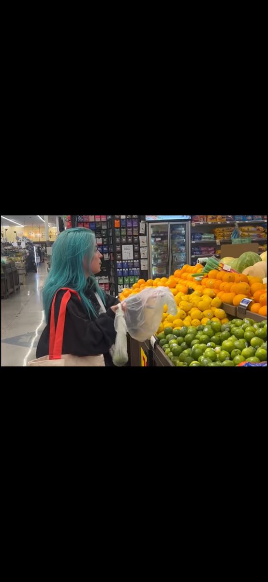 hiidef3000's tweet image. Siri fucking useless fr