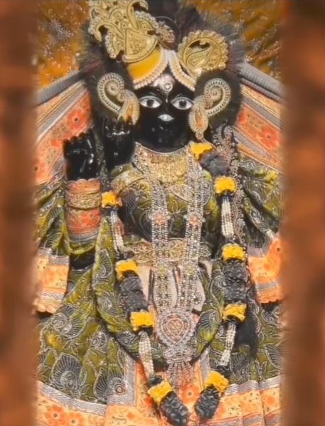 कहते हैं टूटी हुई चीज मंदिरों में नहीं देते,
पर हर तरह से टूटा हुआ इंसान आखिर मंदिर ही जाता है।🌼💞🌼

हरे कृष्ण 🌺🦚🙏🏻