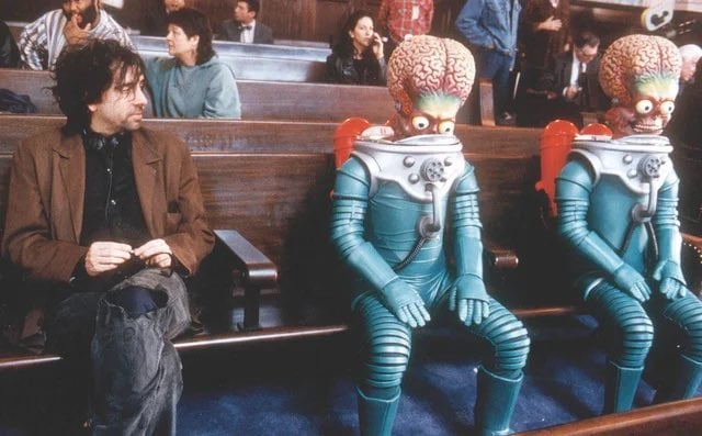 TomSpinaDesigns's tweet image. Director Tim Burton pondering alien life between takes.

#AckAck #MarsAttacks #TimBurton #PracticalEffects #BehindTheScenes