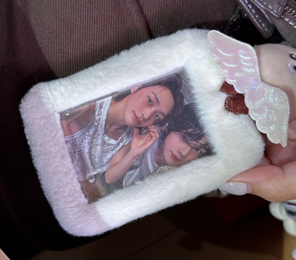 ตามหาเฟรมการ์ดอูรักบัมแบบในรูปค่า คาดว่าหายแถวพารากอน/สยาม/mbk/ราชเทวี วันศุกร์ที่ผ่านมา ㅠㅠ 
มียาง+ปีกรอบอูรักบัม ด้านในมีการ์ดชานเบ้บ+การ์ดซองชาน
#น้องข้าวบรีซจึเมเจอร์ดึลดา_riizingloud #ตลาดนัดน้องข้าว #ตลาดนัดriize