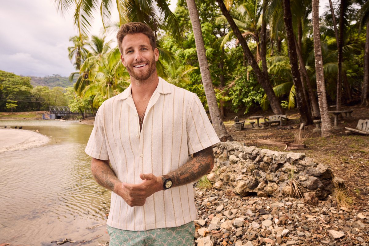 ShesAllBach's tweet image. Sam, I really don't think your main thing is on this beach but worth a shot I suppose #BachelorInParadise