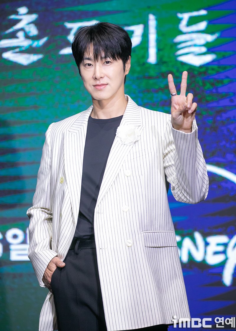 [포토] 정윤호, 배우로 인사드려요 
#파인_촌뜨기들 #巴人 #LowLife #정윤호 #ユンホ #UKNOW #Yunho 
#디즈니플러스 #DisneyPlusKR #제작발표회_250708 [iMBC 연예] 

배우 정윤호(동방신기)가 8일 오전 서울 여의도 콘래드호텔에서 열린 디즈니+ 오리지널 시리즈 ‘파인: 촌뜨기들’ 제작발표회에