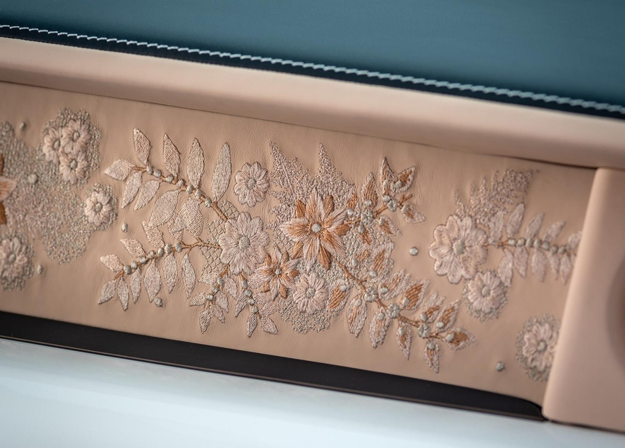 ロールスロイスと博多織コラボ布約71.5×71.5未使用 ロールスロイス、25万針の桜刺繍で日本の美を表現…『ファントム