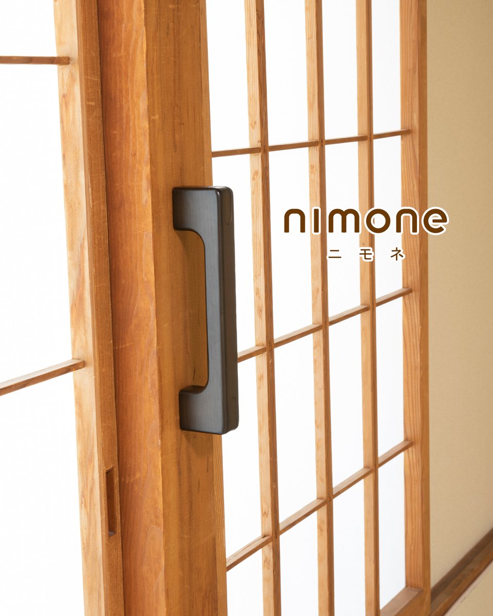 mazrocofficial1's tweet photo. 最近ブラックの手すりが推されてるときいたからか…
#nimone の無塗装タイプが真っ黒に塗られていました。
モダンな和室の #手すり、できあがり!
色だけでこんなに印象が違うものなんですね。
そして障子に限らず建具ってだいたい四角いデザインなので、nimoneの形がすんなり馴染むんですよ。 https://t.co/nci0APubF0