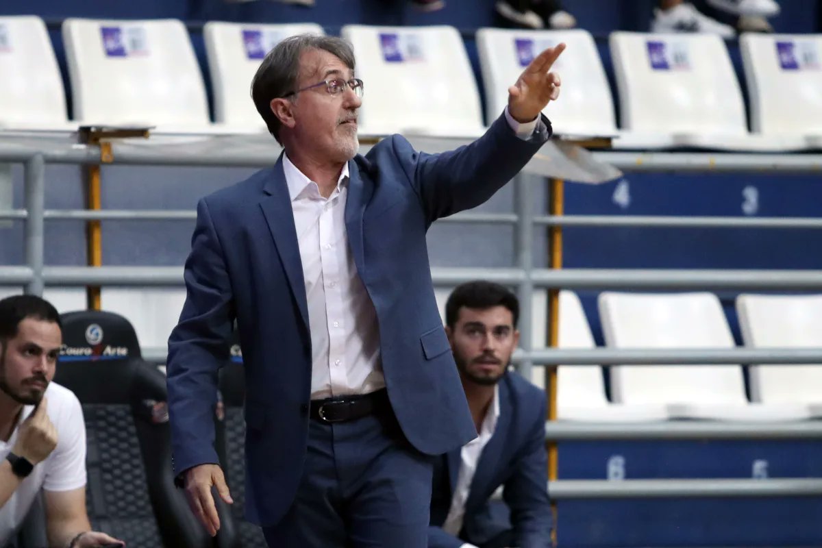 El español 🇪🇸 José Ángel Samaniego comunicó hoy su salida de <a href="/CDCLosLeones/">Club Deportivo Colegio Los Leones</a> en Chile y se encamina para ser el nuevo entrenador de <a href="/ClubUrunday/">Club Urunday_oficial</a> para la Liga Uruguaya 2025/26