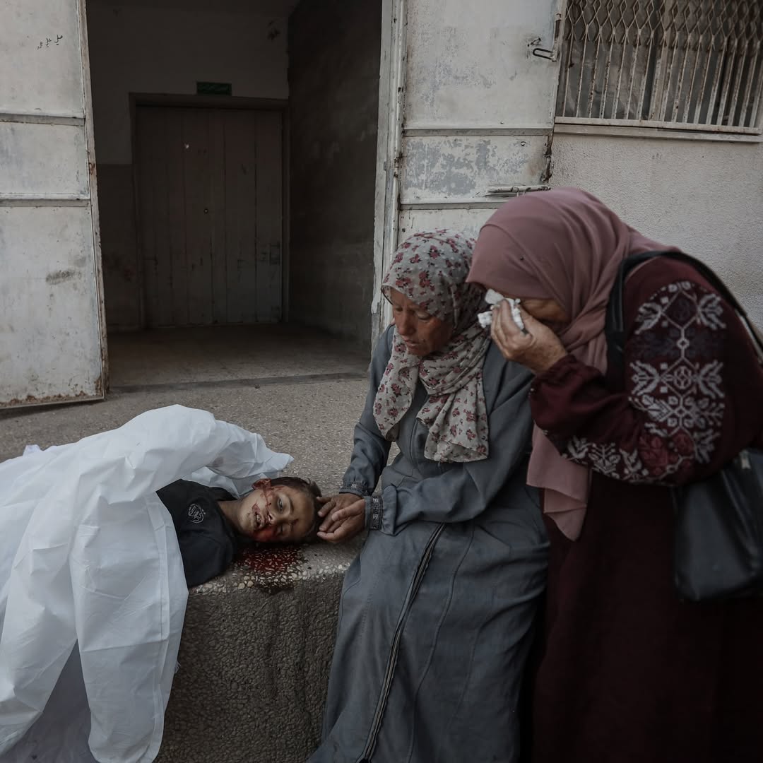 فلسطينية تودع طفلها الوحيد، الذي استشهد في قصف الاحتلال خيمة نازحين في مدينة غزة.