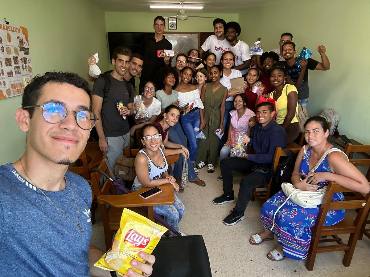 Julio vino cargadito de cierres y momentos bonitos

Esta vez, nuestra familia naranja abrió el mes con un intercambio de dulces🍫 que fue el adiós perfecto para todo un semestre. 🧡

#amigos #Cuba #universidad