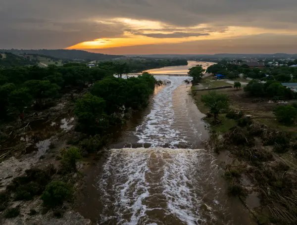 ⚫️ El mensaje que enviaron hermanas antes de morir ahogadas en inundaciones en Texas, Estados Unidos 👉 eltiempo.com/mundo/eeuu-y-c…
