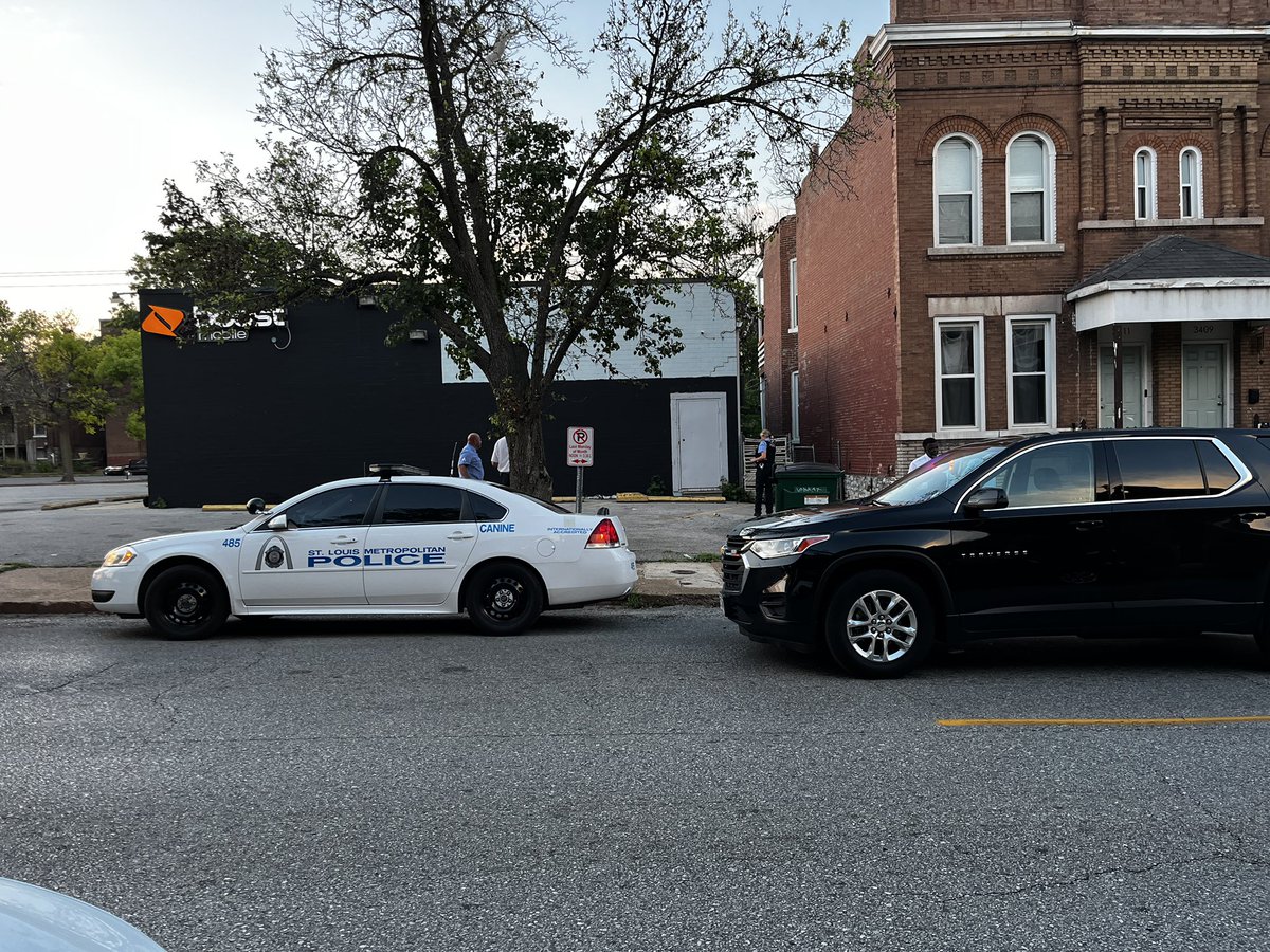 JeffBernthal's tweet photo. According to @SLMPD, 8 year shot in the face inside home on 34-hundred block of Cherokee St.  Officers rushed child to hospital.  Child expected to survive. A 12yr old has been detained.  Police say it appears children were playing with firearm. https://t.co/hdicsHl57I