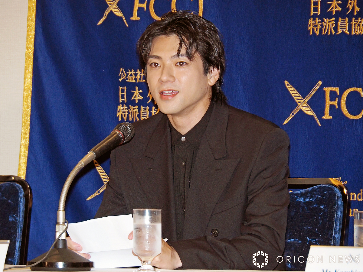 oricon's tweet photo. 山田裕貴、外国特派員協会で会見
熱いメッセージに会場から拍手

「平和とは何かを考えてほしい。
銃やミサイルを使った戦争も、
言葉での攻撃も、平和ではない」
https://t.co/QlZ4okaPC0

映画『木の上の軍隊』記者会見

#山田裕貴 @00_yuki_Y @kinoue_guntai https://t.co/rDSuTwOGCM